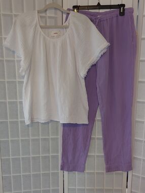 XiRENA White Gauze Top with Lavender Gauze Pant